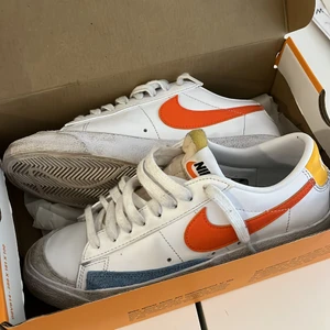 BLAZER ’77 sneakers - Använd 2-4 gånger då dom sitter alldeles för tajt på mig. Det står att skorna är i storlek 38 men skulle säga att den passar dig som har storlek 36.5-37.5 nypris 879kr, säljer för 150kr då det syns att dom är använda ❤️ boxen följer med och köparen står för frakten 💕