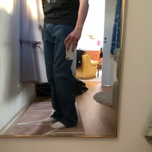 Vintage Levi’s Jeans - Ganska stor storlek men med ett skärp så sitter dom bra på mig som vanligtvis har storlek 30 till jeans. Lite slitna längst ner men bortsätt från det är dom i väldigt bra skick!