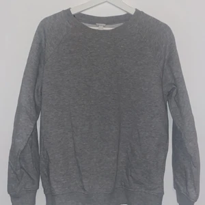 Sweatshirt  - Grå sweatshirt från h&m i storlek S, säljer pga för liten. Använd en gång så i väldigt bra skick!