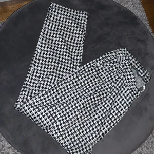 Lager157  - Lager157 mönstrade byxor NEU i storlek M. Kan mötas upp i Örebro alt skickas då köparen står för frakt. 