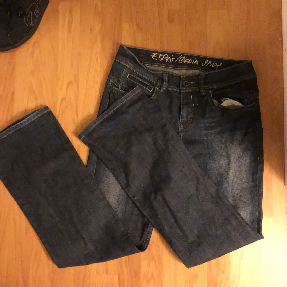 super fina lågmidjade esprit jeans. i jätte bra skick. skulle säga att storleken är w29 l34 (går att sy upp eller klippa av till önskad längd. köparen står för frakt 💚. Jeans & Byxor.