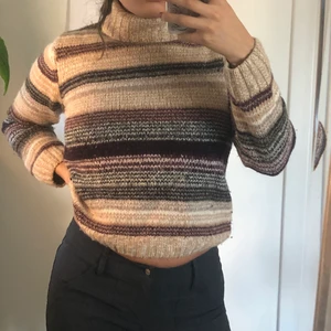 Randig yllekofta  - Varm yllekofta i fint skick. Storlek M men sitter som en S. Köparen står för fraktkostnaden 🌙