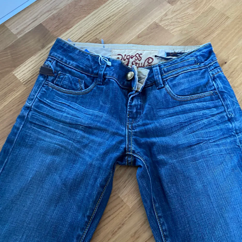 Fina lågmidjade jeans från Vigoss Studio. Storlek 28. Jättefint mönster på fickorna där bak och är i bra skick. Skriv för fler frågor eller bilder😊. Jeans & Byxor.