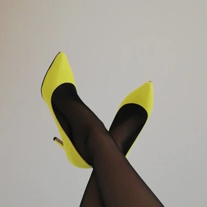 Neon klackskor, stl 39 - Neon klackskor i stl 39 (små i stl). Ca 7-10 cm. Köpta på eBay för typ 100 år sedan. Säljes pga för stora i stlk. Blankt material vilket gör dem enkla att tvätta. 