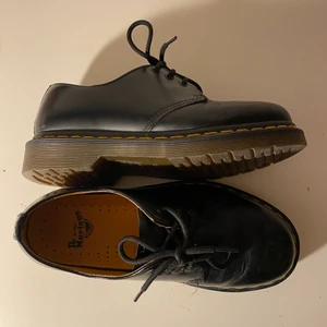 Låga dr martens - Låga dr martens i superbra skick! Sparsamt använda. PRIS KAN DISKUTERAS 