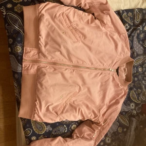 Rosa Bomberjacka  - En rosa bomberjacka som jag aldrig använt. Minns inte var jag fick den från den har legat hemma i två år. Jag skulle säga att den är i bra skick då den inte har några hål, slitningar osv. Det är bara att ko kontakta mig med frågor:)