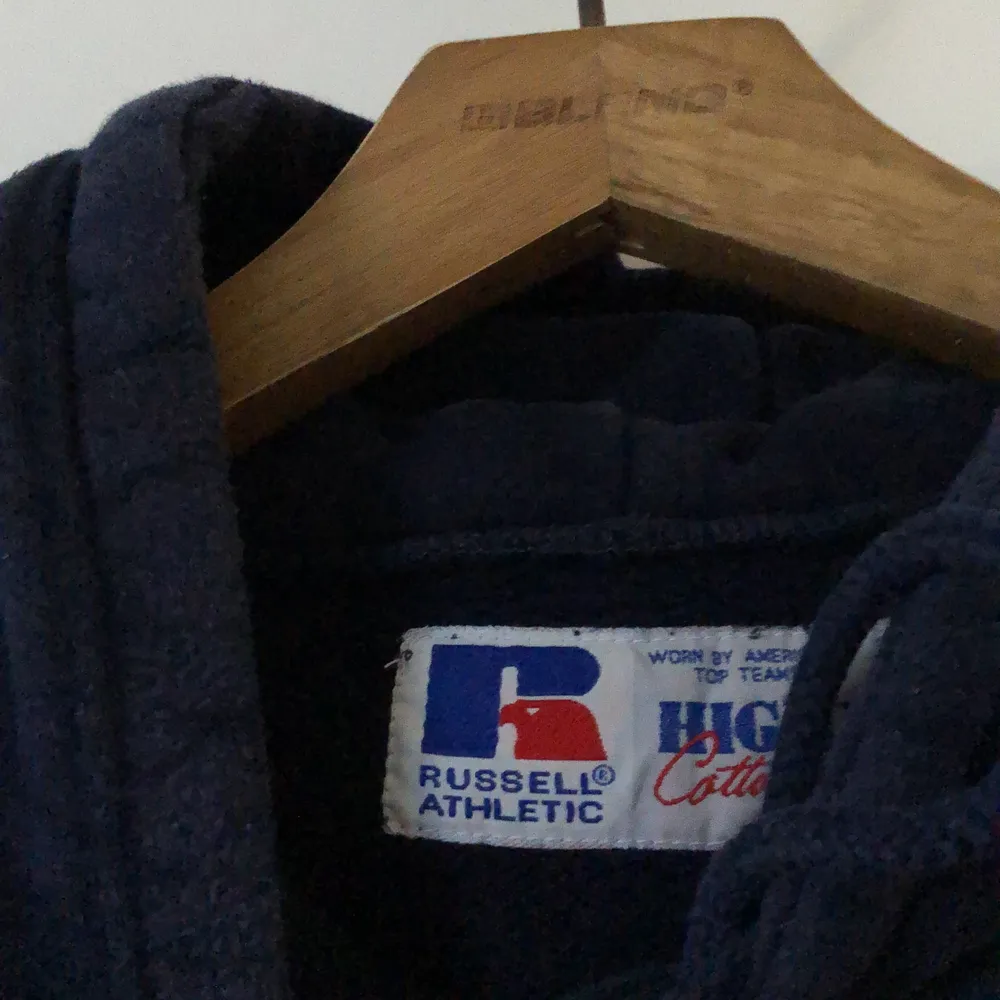 En vintage Russel Athletic Hoodie funnen i min pappas garderob, köpt på 80-talet! Fantastiskt skick! Mörkblå med stor hood! . Hoodies.