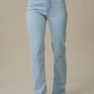 Hanna Schönberg jeans - Jättefina ljusblåa byxor från Hanna Schönbergs kollektion med NA-KD. Storlek 36 och är perfekta för mig som är 163! 