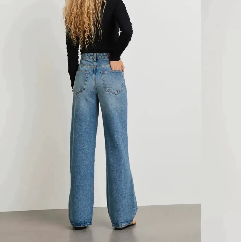Såå fina jeans från Gina som är sparsamt använda då de tyvärr är för stora, storlek 38. Byxorna är i nyskick och nypris var 600kr. Mitt pris är 250kr + 66kr spårbar frakt 🦋. Jeans & Byxor.