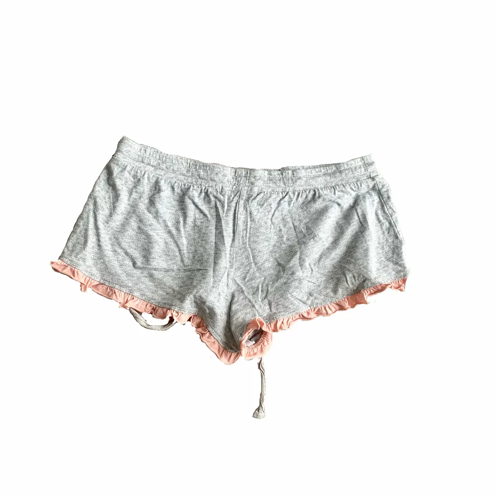 Väldigt korta pyjamasshorts ifrån women’secret i storlek M men passar mer än xs-s. Shorts.