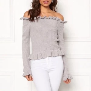 Grå stickad tröja - Grå stickad tröja från Bubbleroom i storlek XS. Den är använd fåtal gånger så superbra skick! 