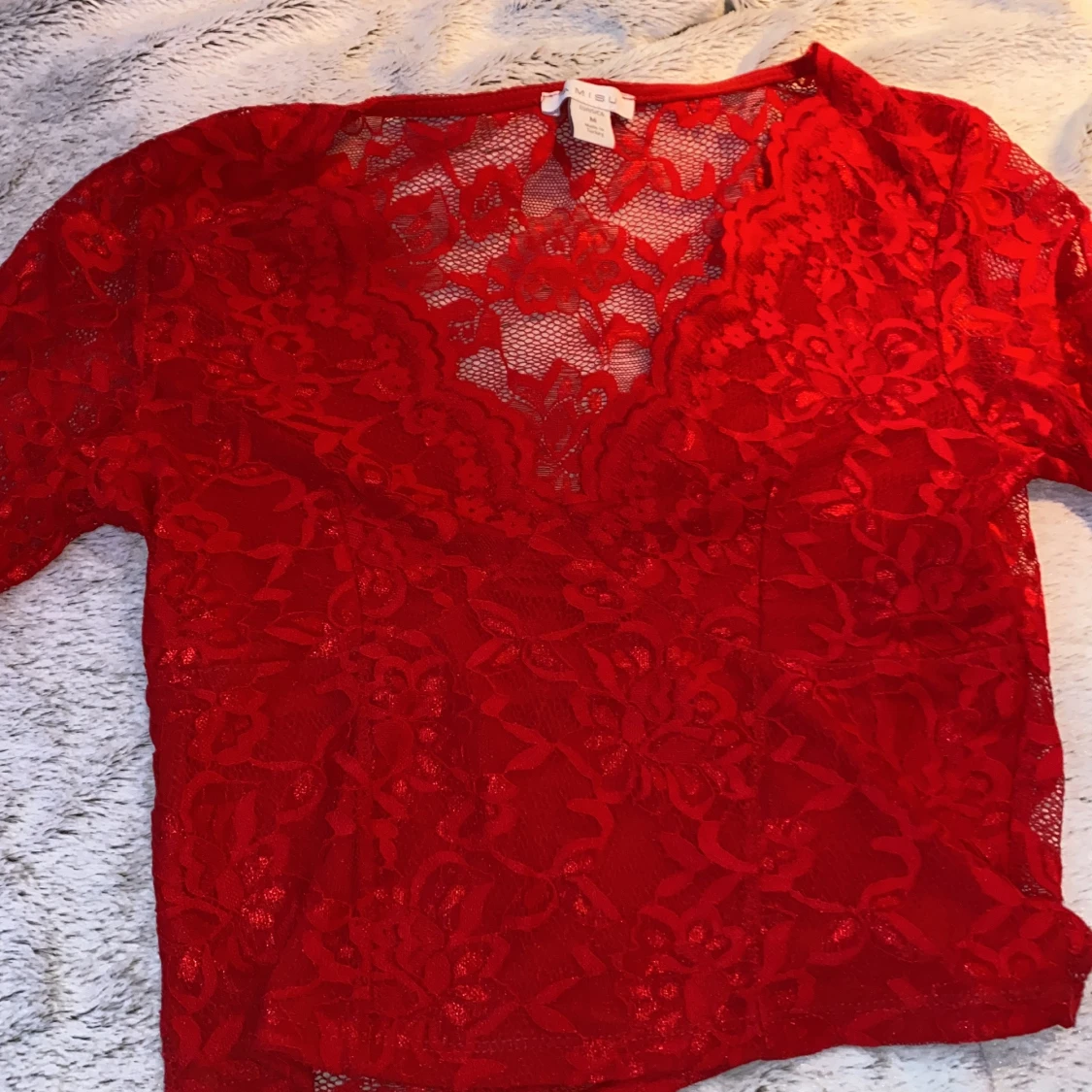 Röd spetsig vringad topp