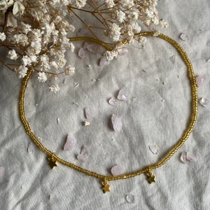 Halsband  - Pärlhalsband super fin färg enkel består av 3 berlocker i guld samt guld lås halsbandet är 35cm långt frakt tillkommer 💗🦋