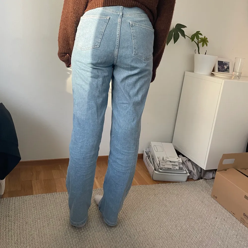 Raka jeans från NA-KD i storlek 36🌸 köparen står för frakt❤️. Jeans & Byxor.