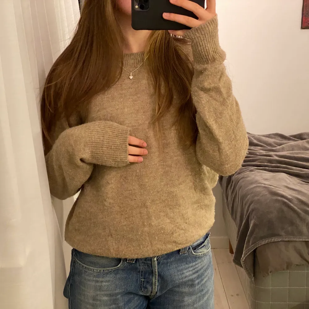 säljer denna såå fina stickade tröja från hm i storlek s. sitter snyggt oversize på mig som brukar ha strl 36! så fin färg, och väldigt mjuk och gosig! skriv för frågor eller fler bilder!💗💓. Neuleet.