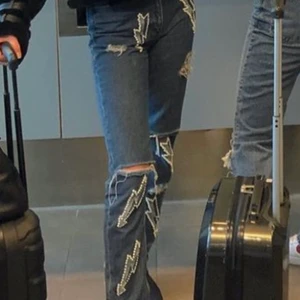 Sandro jeans blixt - Säljer mina snygga jeans med broderade blixtar från Sandro. Använda ca 5 gånger och i toppskick, säljes pga brist på användning. 