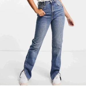 Jeans  - Ett par jeans med slits från pull and bear i storlek 36, säljer dessa då det inte passade mig tyvär