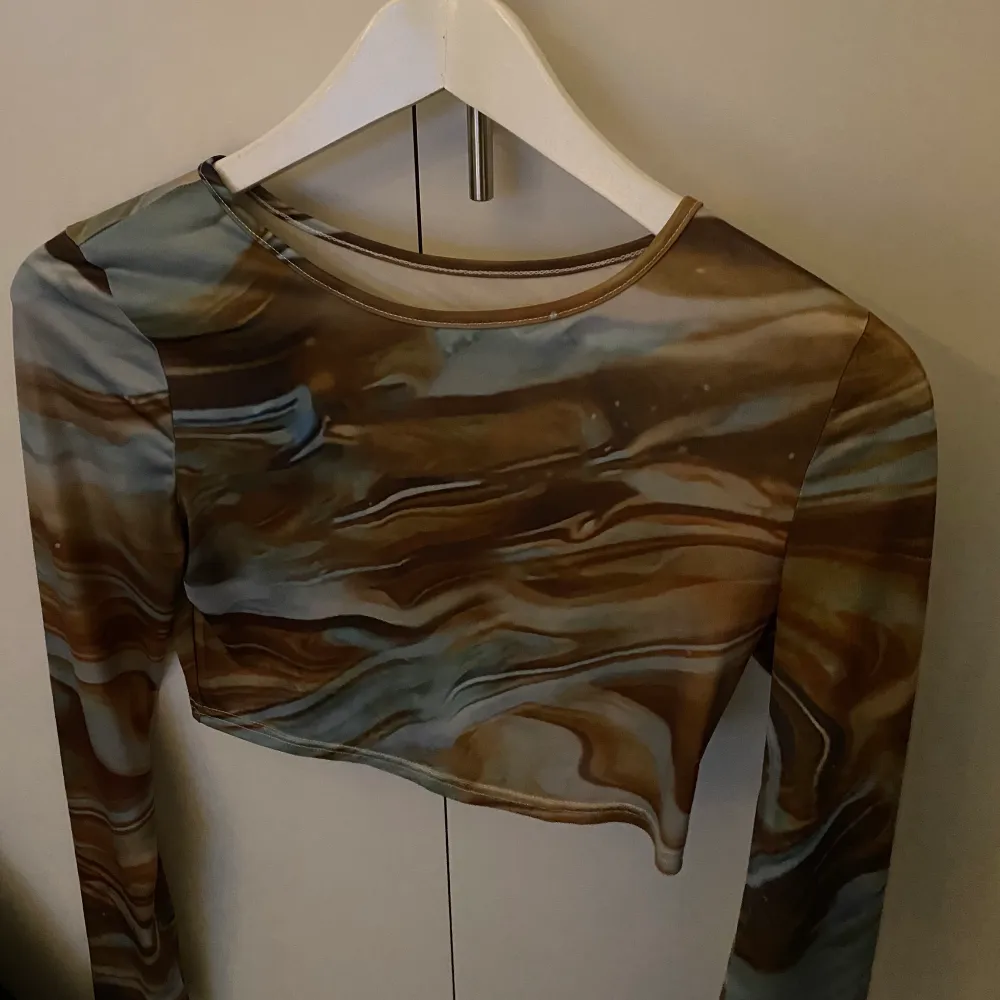 Cool tröja från SHEIN 😍 tyvärr för liten för mig! Tröjan passar som en S!. Toppar.