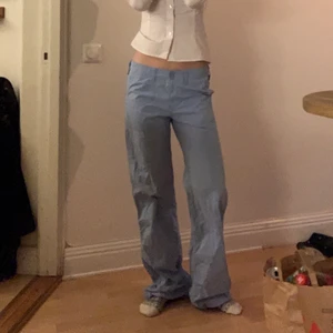 Ljusblå byxor  - Snygga byxor i parfekt passform. Dom är köpta secondhand men aldrig används av mig då det tyvärr inte riktigt är min stil. Byxorna är i nyskick. Jag är 168cm och brukar ha s/36 i byxor 💞