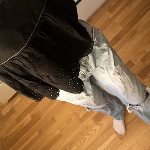 Håliga jeans🤍 - håliga gina tricot jeans,säljer pga dom är förstora och används inte längre🤍köpta för 600 kr (skriv privat för mer info eller bilder❤️‍🔥