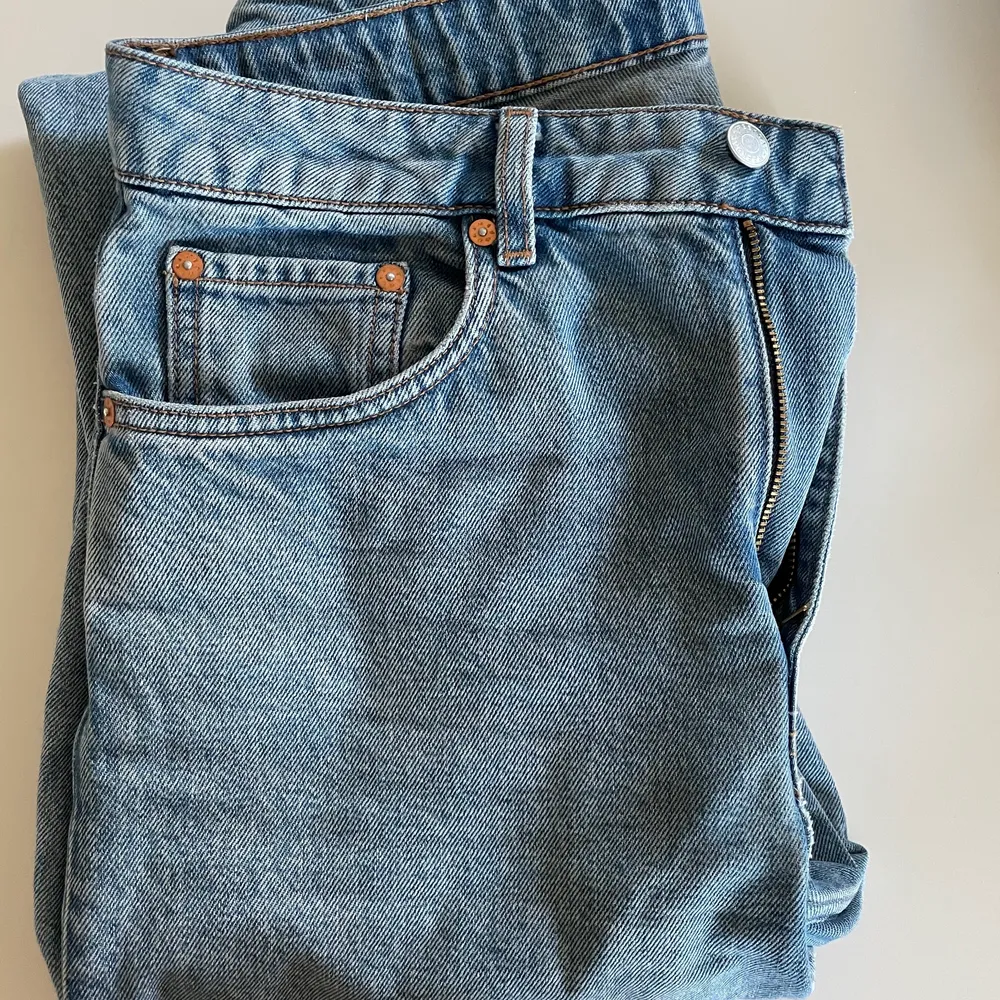 Jättefina jeans från weekday i modellen voyage. Säljer då dem är förstora för mig. Jag är 167 cm lång och de passar perfekt på mig!🤩. Jeans & Byxor.