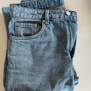 Jättefina jeans från weekday i modellen voyage. Säljer då dem är förstora för mig. Jag är 167 cm lång och de passar perfekt på mig!🤩
