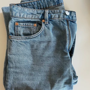Voyage jeans - Jättefina jeans från weekday i modellen voyage. Säljer då dem är förstora för mig. Jag är 167 cm lång och de passar perfekt på mig!🤩