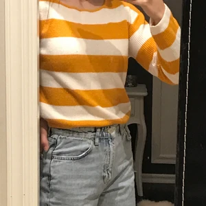 Hm randig - Gul vit randig ”tunn” stickad tröja från HM. St 146/152. Väldigt fin och skön att ha på sig. Lite kort i magen. Inte stickig. 