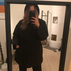 Världens skönaste ”tunna” dunjacka  - Otroligt skön och bra lättare dunjacka från Monki! Går strax över knäna och har en stor luva. ✨