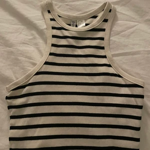 Tank topp - Randig tank topp i mycket fint skick. (Köparen står för frakt)