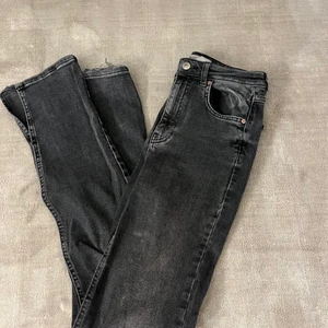 Gråa slit jeans - Säljer mina gråa slit jeans från Gina tricot, dom är supersnygga men tyvärr lite för långa på mig som är 160 så jag har inte fått så mycket användning av dom. Hör av er vid frågor och fler bilder🥰🥰