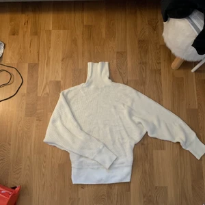 Stickad tröja - Vit stickad tröja från NA-KD❤️