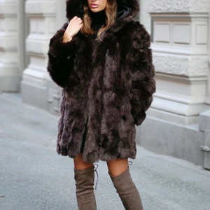 Scart Fauxfur kappa BORNINSTOCKHOLM st S - En jättemysig Faux fur kappa från born in Stockholm, bilderna på modellen är den bruna varianten, jag säljer en svart i storlek S. Använd enstaka gång så den är i väldigt fint skick! Köp ny för 1899kr, säljer för 800kr 