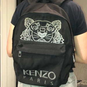 Kenzo ryggsäck  - Ca 4 år gammal men jättefint skick. Ett par lösa trådar men inget som stör!