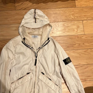 Stone island windbreaker - En stone island windbreaker för mycket bra pris! Det låga priset är för det finns små hål på jackan men absolut inget som är synligt från långt håll.