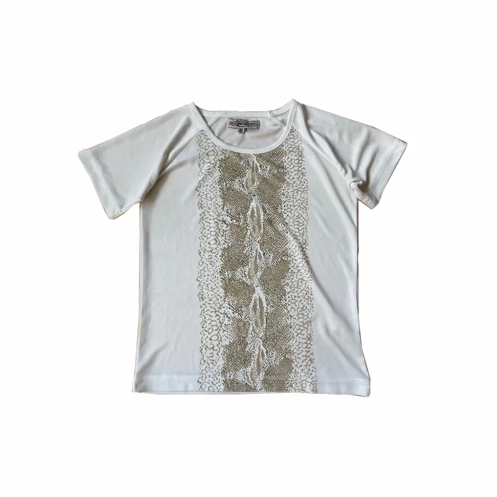 Världens finaste t-shirt som är för liten för mig😢😢😢 Jag har S/M i vanliga fall och denna sitter alldeles för tight över bröstet:/ Materialet påminner lite om en baddräkt!✨. T-shirts.