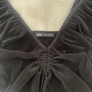 Superfin festtopp🌟🌟🌟 - En fin liten fest croptop från zara. Fint material som sitter skönt mot kroppen 😍😍 har använts nån enstaka gång! Storlek S. Säljs för 70 kr och köparen står för frakt ❤️❤️❤️