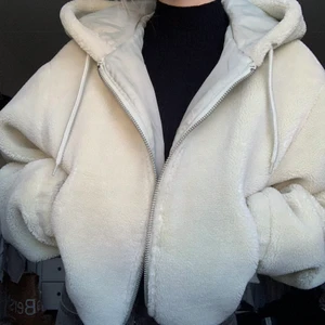 Ljusgrön Fleecejacka - Ljusgrön/mintgrön croppad fleecejacka från asos. Väldigt varm och skön med stor mysig luva måste tyvärr säljas för att den ej får plats här hemma :/