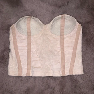 Korsett - Jättefin ljusrosa/ beige korsett topp köpt från H&M för några år sen som nu har blivit för liten men den är fortfarande i bra skick då jag inte har använt den mycket! Passar dig som har en mindre byst. Bara att fråga om du har frågor 🥰
