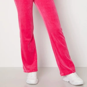 Juicy Coutore byxor  - Säljer mina superfina byxor från Juicy Coutore. Färgen heter raspberry rose i storlek m. Aldrig använda endast provade. Säljes pga gått ner i vikt, slutsålda.