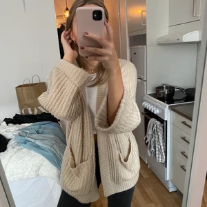 STICKAD KOFTA - Superskön & fin beige kofta! Använd ett fåtal gånger💕💕