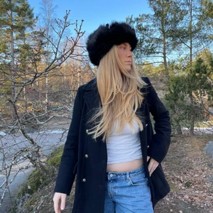 Skepparkappa 🦋 - Så fin skepparkappa med gulddetaljer som tyvärr är för liten 😩😩💕