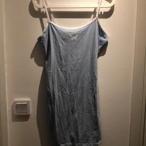 Blå sommarklänning - En väldigt fin blå sommarklänning med en vit fjäril på. Jag köpte den på h&m förra sommaren i storlek M men den satt lite för stort på mig som är S. Eller banden var för långa och osjusterbara så det är egentligen den stora anledningen varför jag säljer den. Annars är den väldigt fin och passar säkert bättre på folk som har M som storlek! Den går på mig som är 1,60 lång ner till knäna. De. Sitter ganska tajt och har ett väldigt skönt material!  Fraktpriset är ungefärligt, mer eller mindre❤️