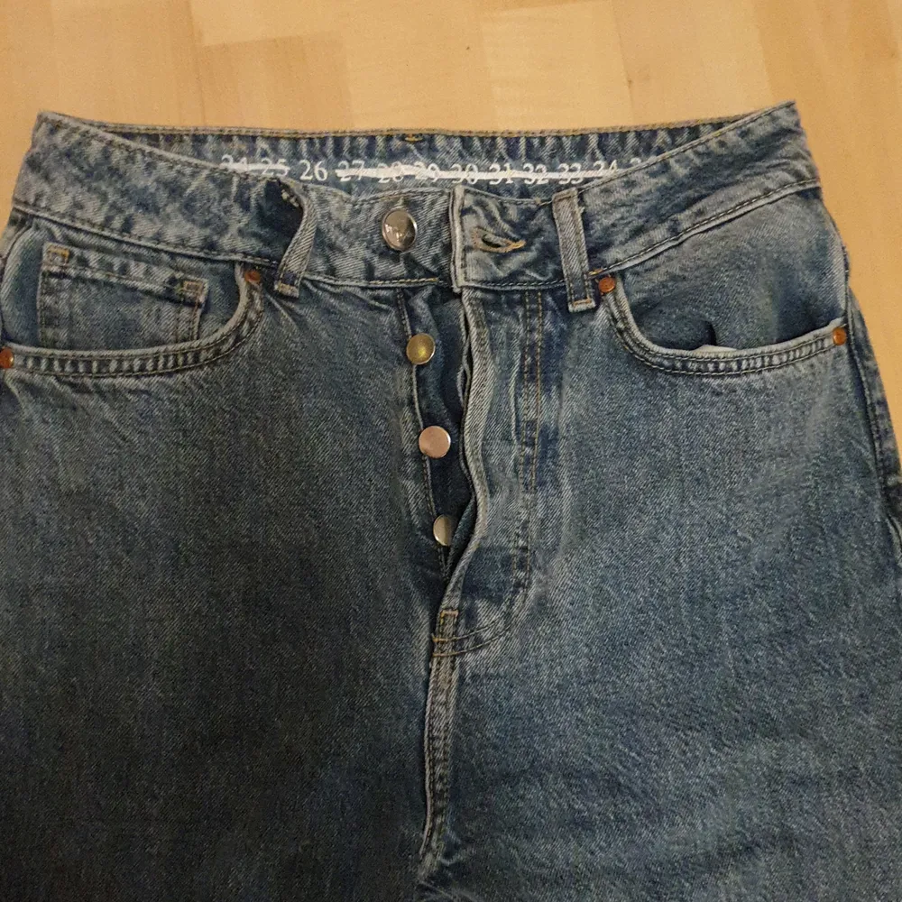 Säljer mina jeans från bikbok då dom har blivit för stora för mig. Använt x antal gånger för ca 2 månader sen, nu ligger dom bara och skräpar.💓. Jeans & Byxor.