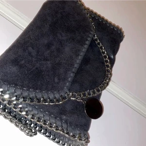 Postar om pågrund av oseriösa köpare❤️ - Kedjeväska som är extremt populär just nu❤️ om du har frågor så är det bara att skriva privat !