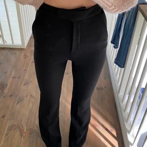 Zara byxor - Oanvända med prislapp kvar. Kostymbyxor med fickor. Storlek XS. köparen står för frakt. 