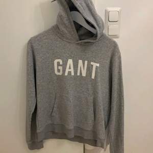 Fin basic hoodie från Gant, knappt använd. Frakten ingår i priset!
