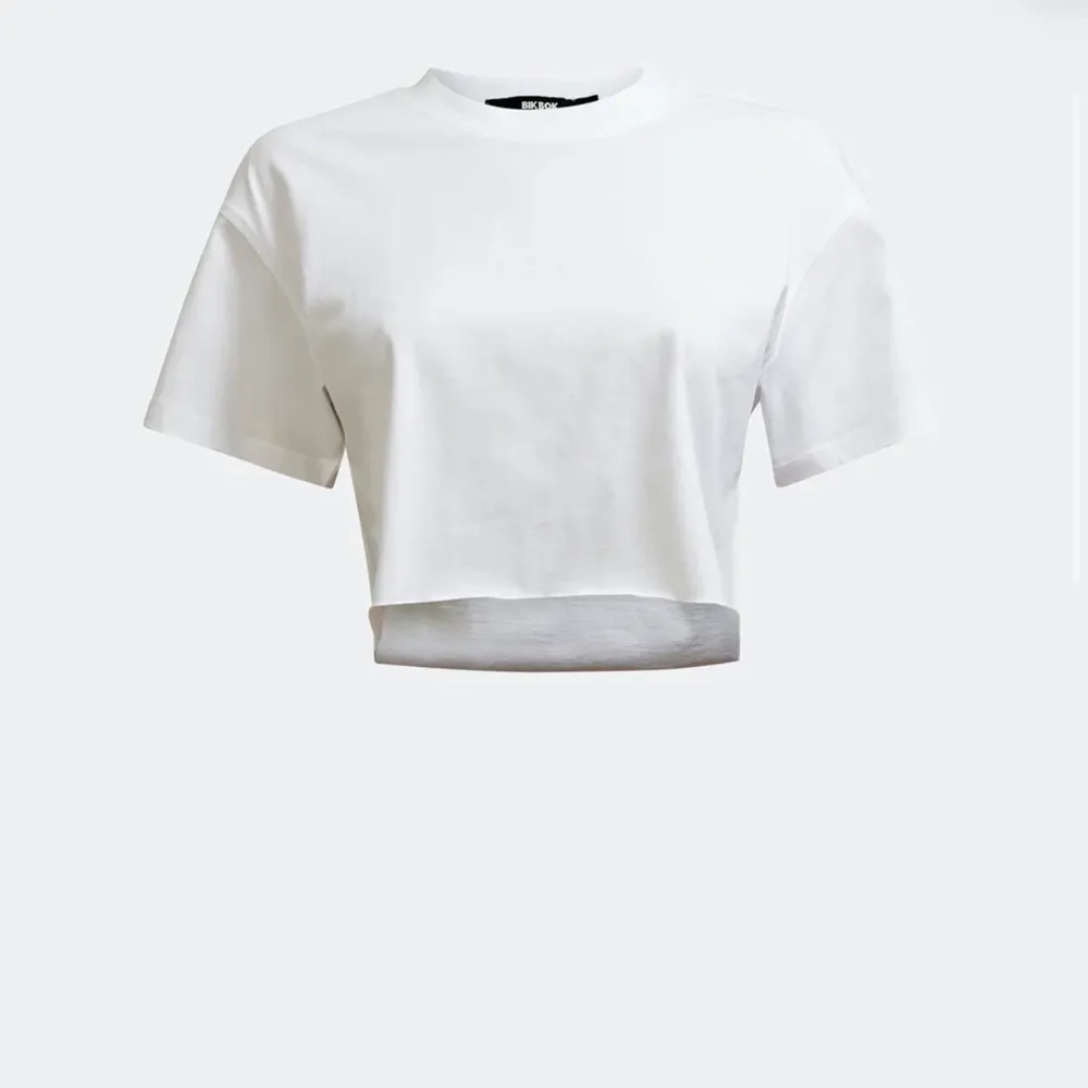 Säljer dessa crop tops från Bik bok i svart och vitt, dom slutar precis vid naveln och jag säljer dom för 100 kr styck. Kontakta mig för fler bilder! (Frakt ingår inte)💕. T-shirts.