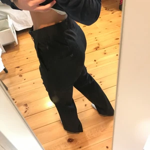 Lågmidjade kostymbyxor, tiger of sweden - Jätte fina lågmidjade kostymbyxor från tiger of sweden i storlek 36 men passar 38/M med. Köpte från tigers of swedens egna hemsida för 1700. Otroligt fint skick. Jag är 163 cm lång och midjemåttet är 85 cm. Säljer för 200 + 63 kr frakt alternativt mötas upp i Norrköping eller Linköping 💓 blir intresset stort blir det budgivning ‼️obs det är speglen som är smutsig‼️
