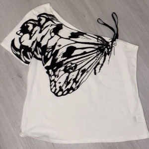 supercool tröja 🤍🖤 - en tröja med ena axeln omgjord? Sitter supersnyggt och har används ett fåtal gånger<3 (skriv för fler bilder + info)